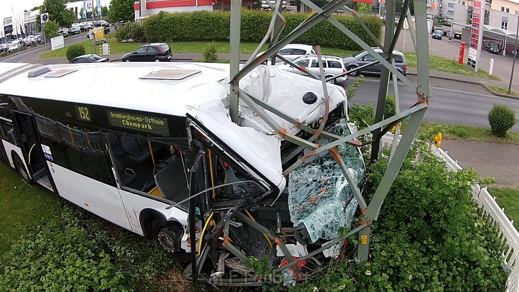 Schwerer Bus Unfall Koeln Porz Gremberghoven Neuenhofstr P615.jpg